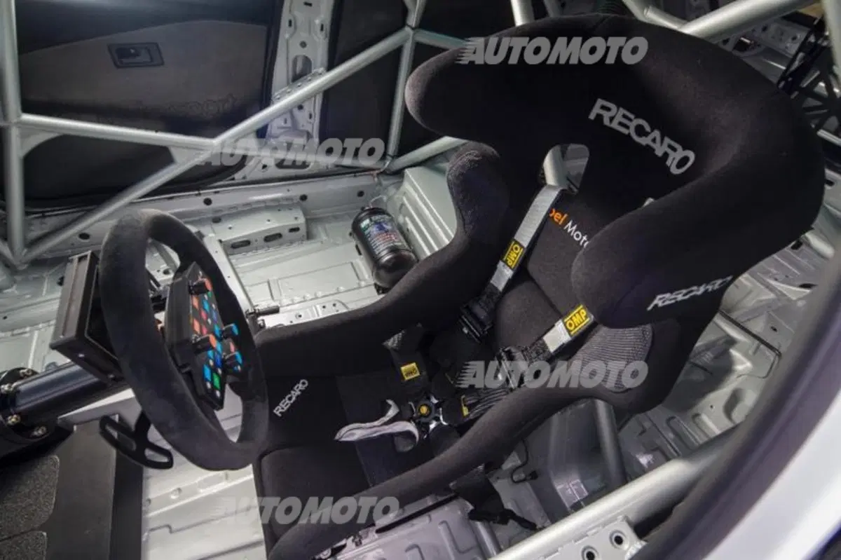 Opel Astra TCR, la nuova Astra scende in pista (8)