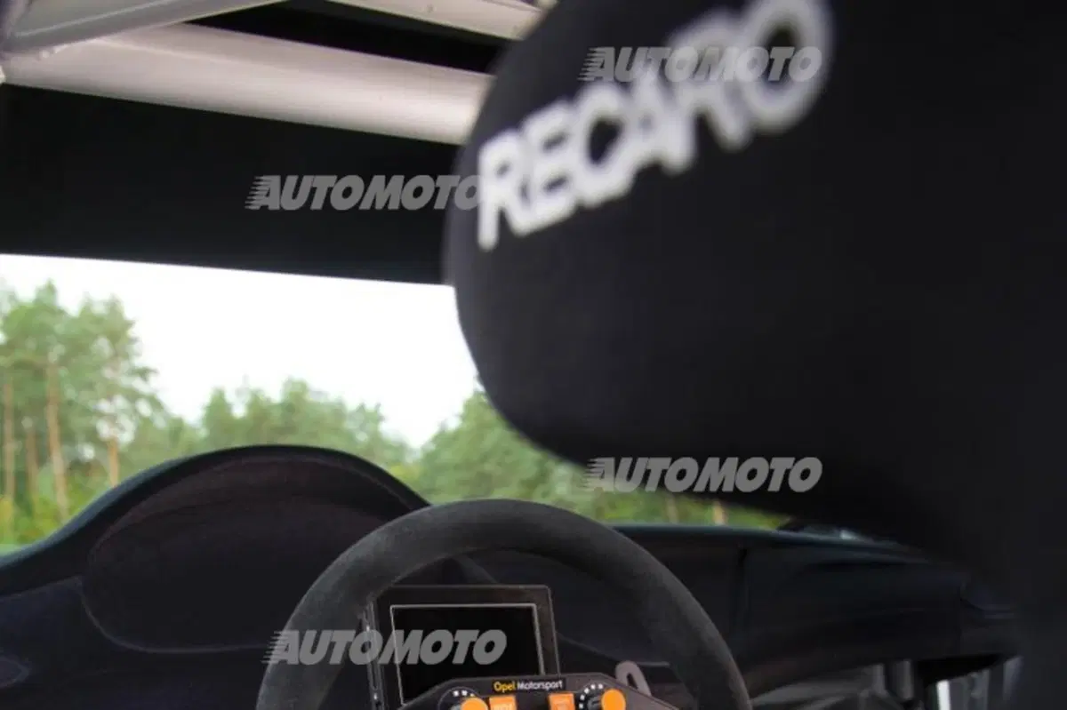 Opel Astra TCR, la nuova Astra scende in pista (9)