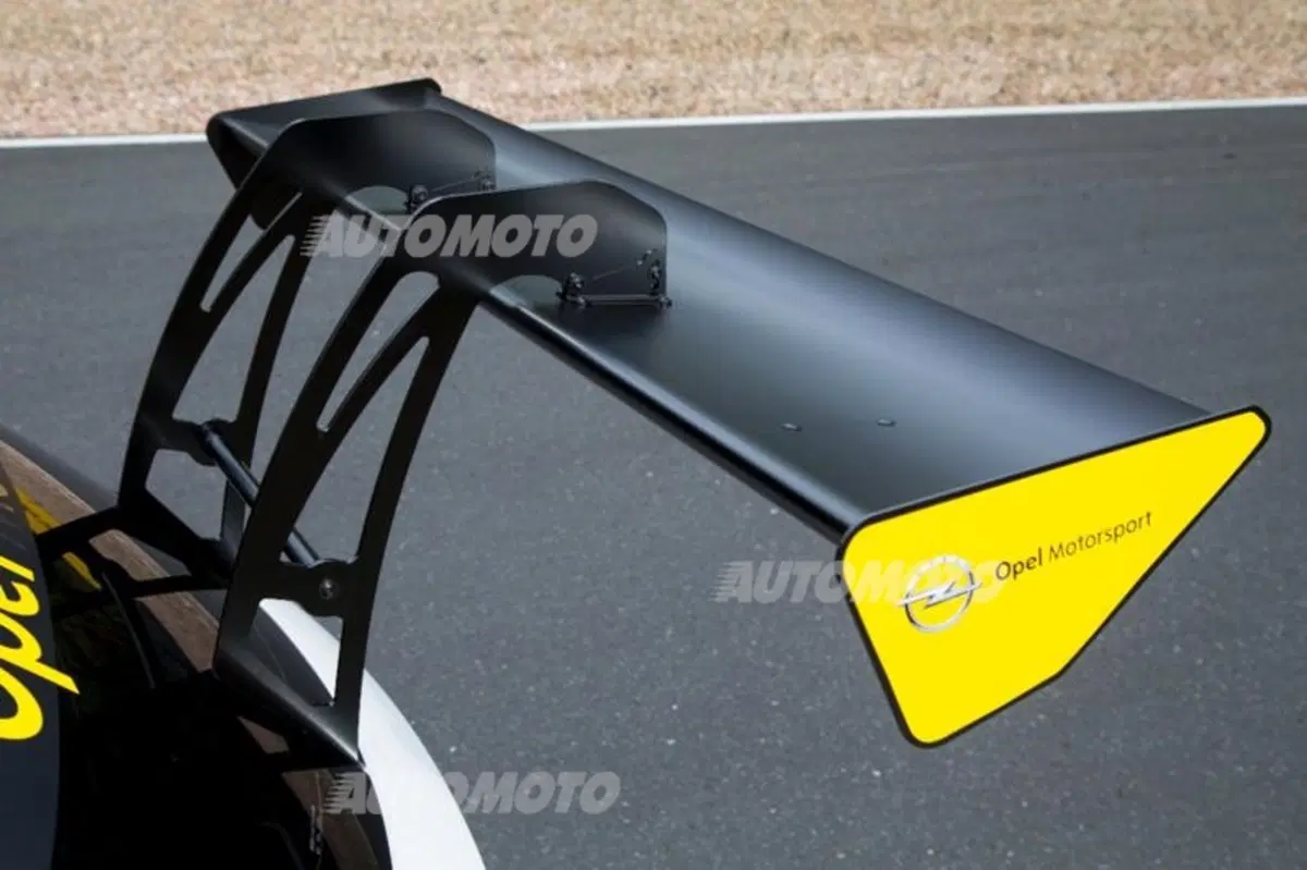 Opel Astra TCR, la nuova Astra scende in pista (10)