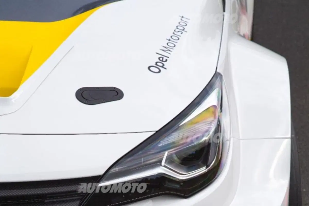 Opel Astra TCR, la nuova Astra scende in pista (12)