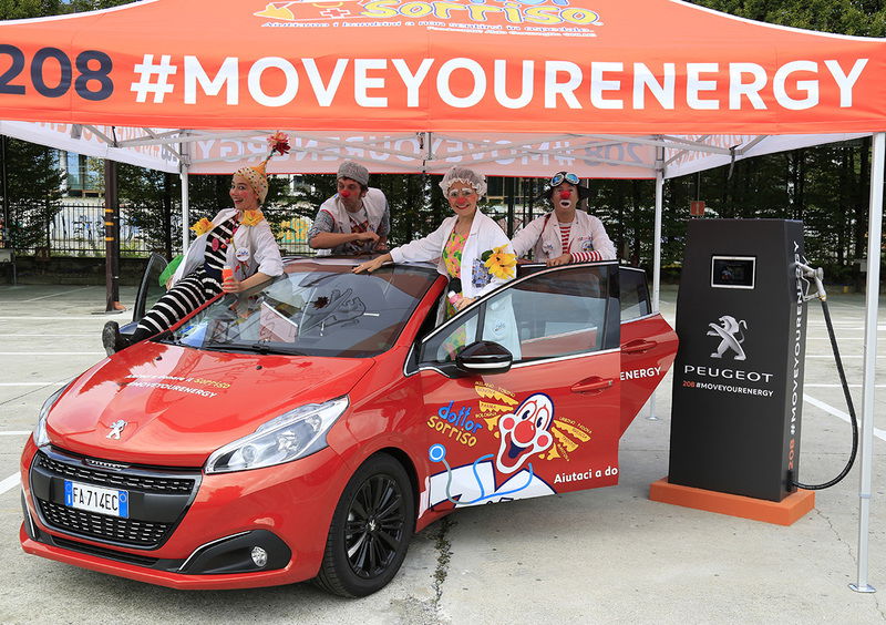 Peugeot 208 con il Dottor Sorriso. La prima auto a ricarica Social