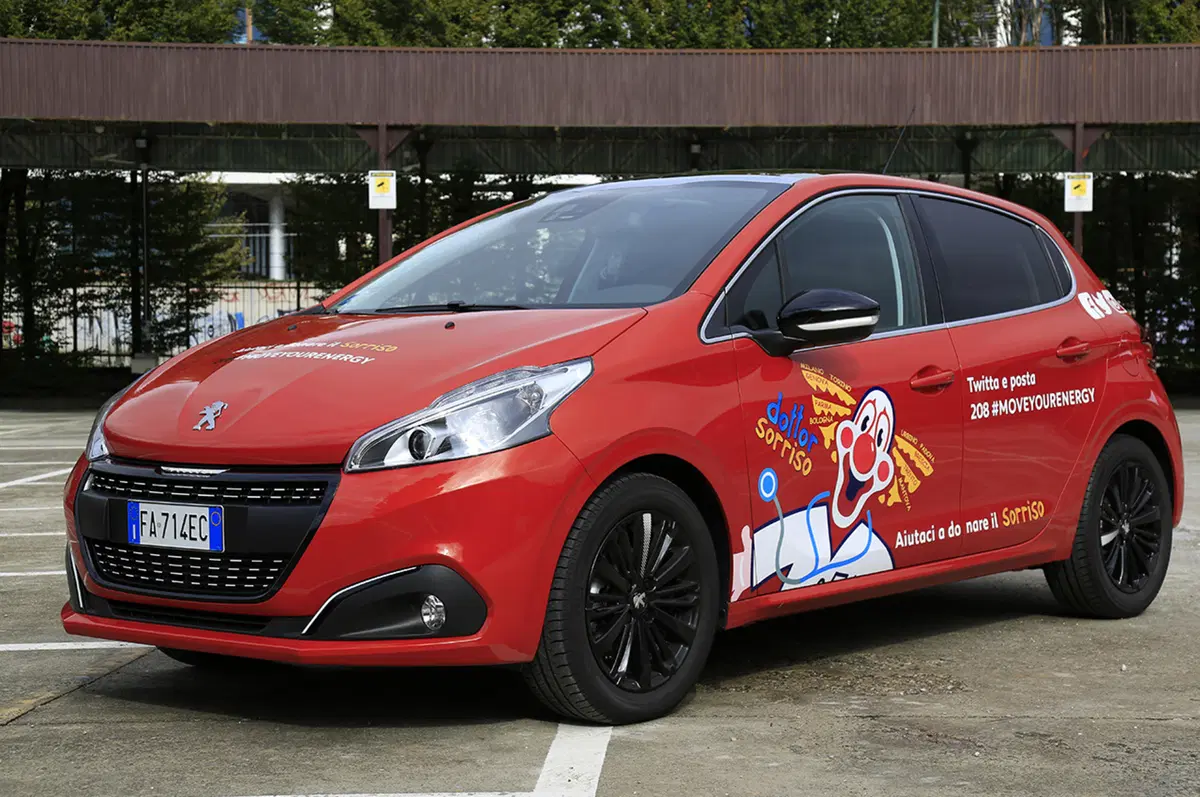 Peugeot 208 con il Dottor Sorriso. La prima auto a ricarica Social