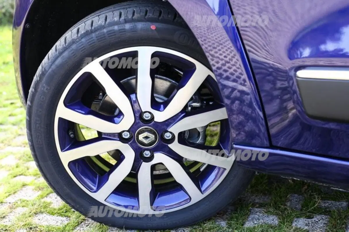 Renault Twingo, arriva il cambio automatico EDC e la serie limitata Lovely (31)