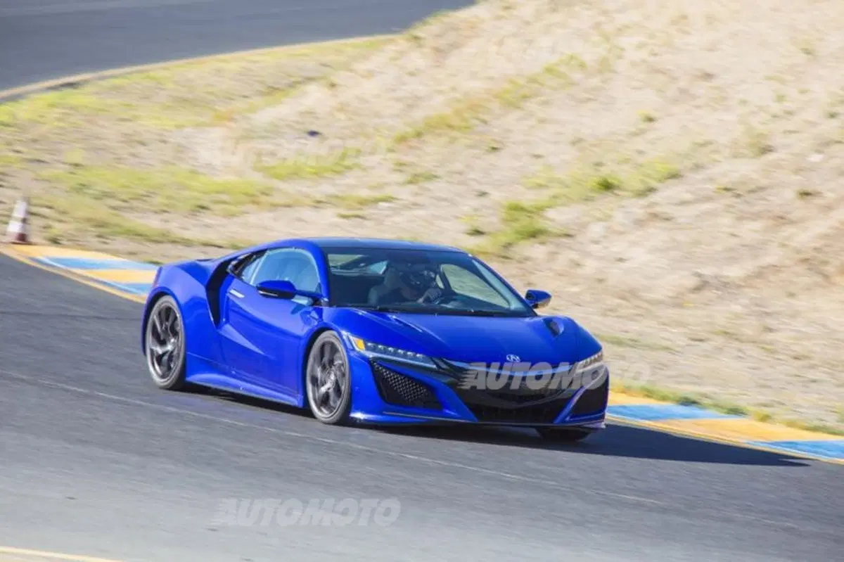 Honda NSX, le prestazioni della supercar ibrida giapponese (12)