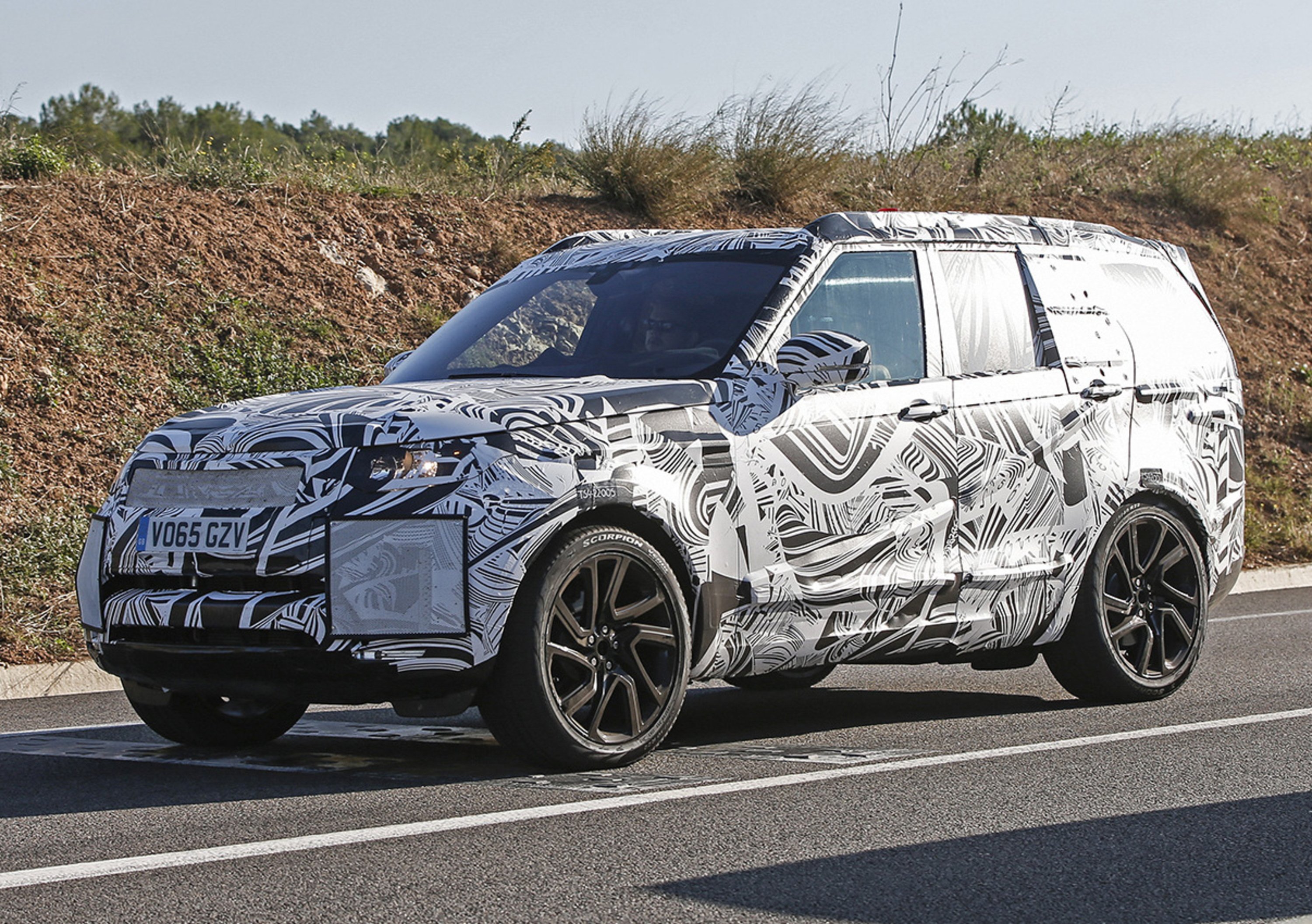 Nuova Land Rover Discovery: eccola su strada, arriver&agrave; nel 2016