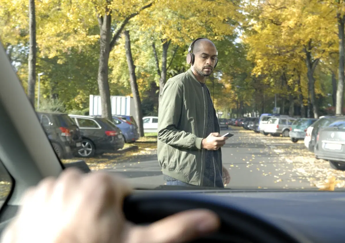 Sei pedone? Non ti distrarre con lo smartphone: rischi la vita