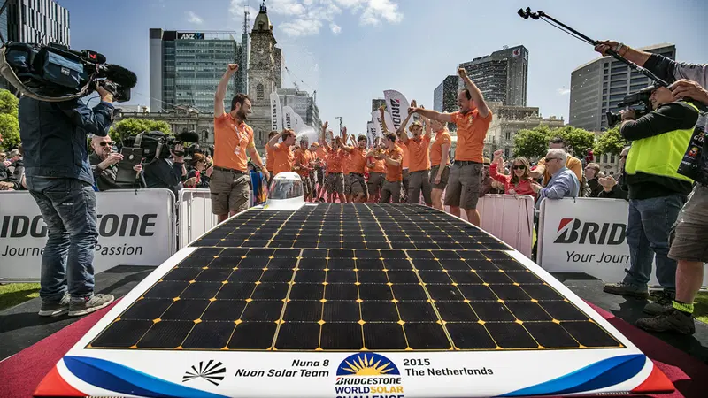 World Solar Challenge: auto ad energia solare percorre oltre 3.000 km in meno di 38 ore