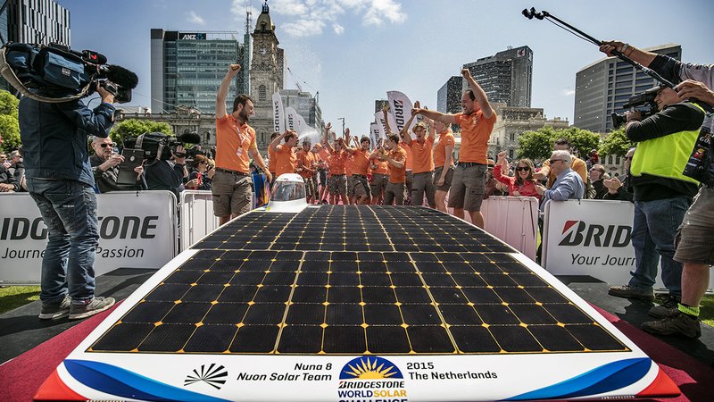 World Solar Challenge: auto ad energia solare percorre oltre 3.000 km in meno di 38 ore