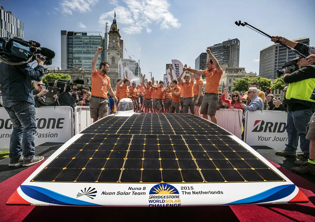 World Solar Challenge: auto ad energia solare percorre oltre 3.000 km in meno di 38 ore