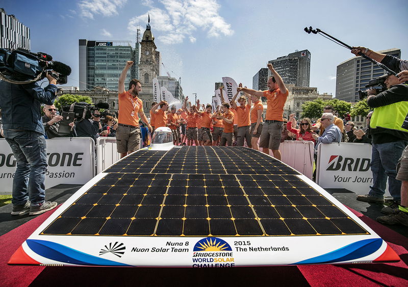 World Solar Challenge: auto ad energia solare percorre oltre 3.000 km in meno di 38 ore