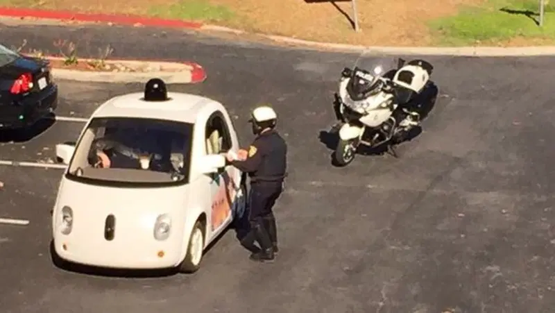 La Google Car fermata dalla polizia: intralciava il traffico