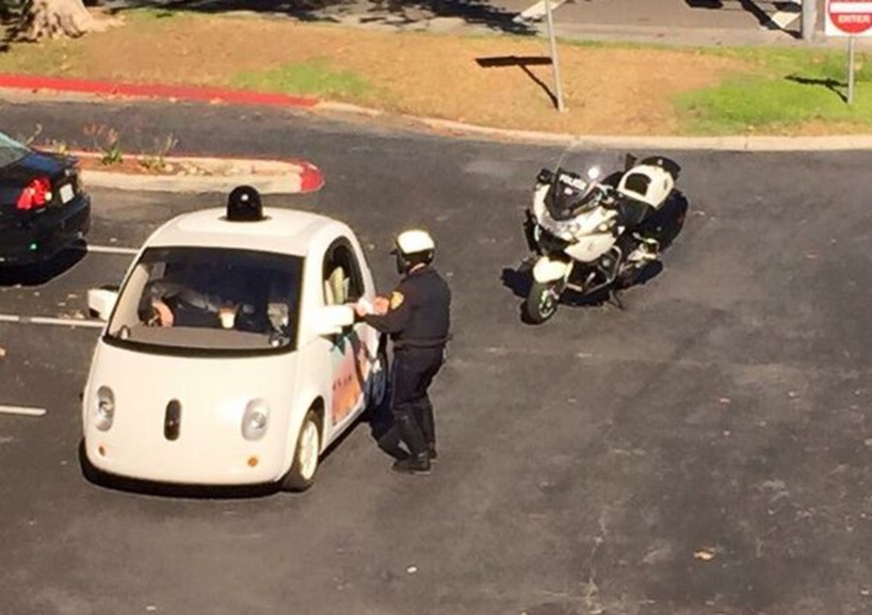 La Google Car fermata dalla polizia: intralciava il traffico