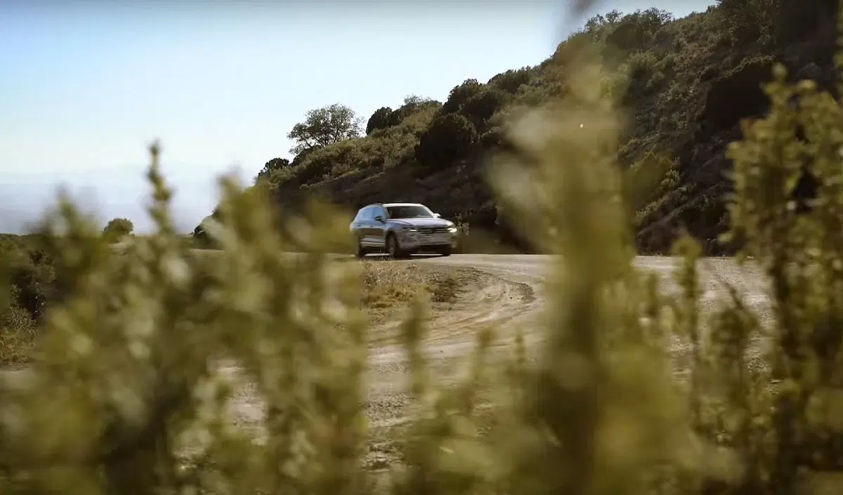 Volkswagen Touareg, un video e nuove foto anticipano la futura generazione (4)