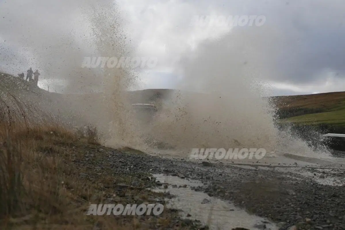 WRC GB. Day 1, Ogier (VW), Meeke, Mikkelsen (9)