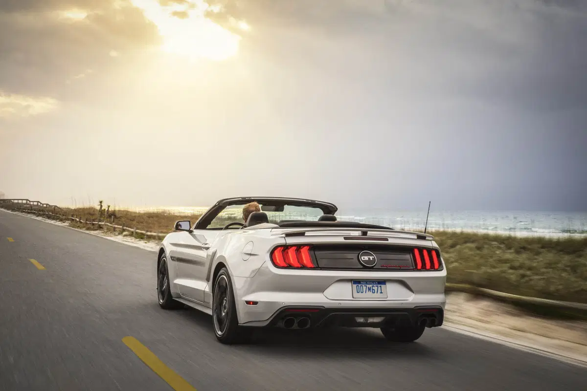 Ford Mustang GT California Special, allestimento old style (2)