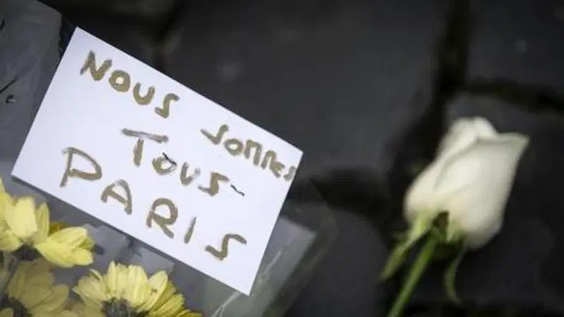 Strage di Parigi, l'auto francese in lutto