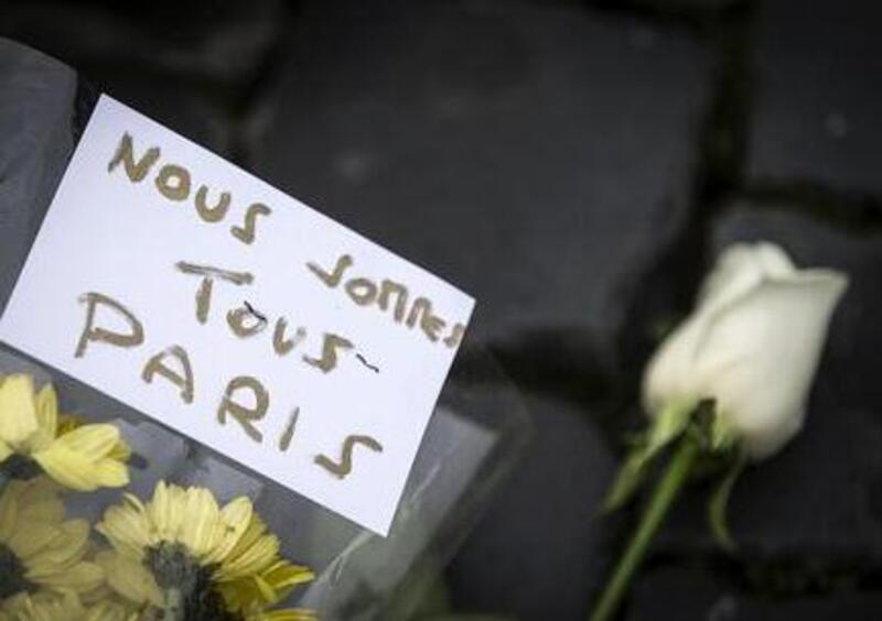 Strage di Parigi, l&#039;auto francese in lutto