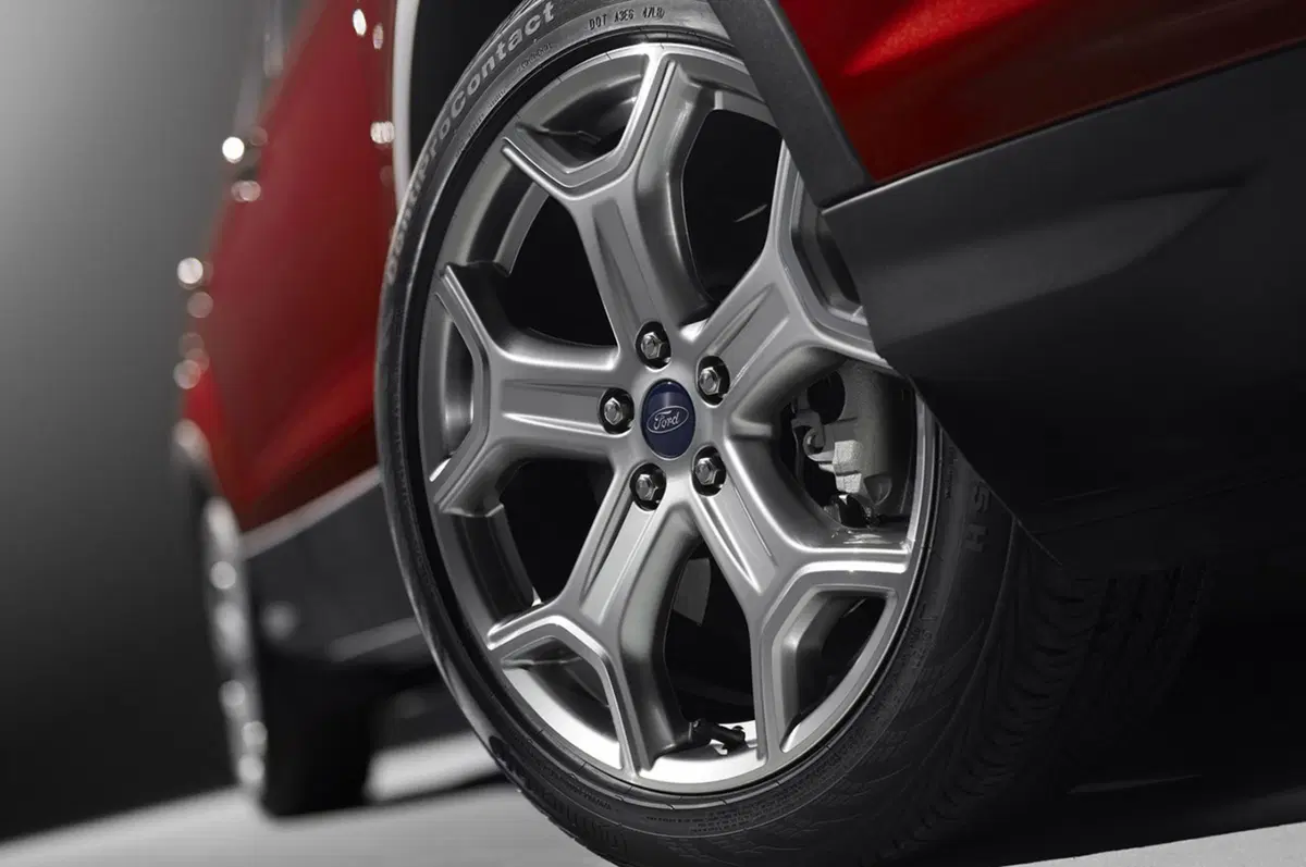 Ford Escape restyling: da noi arriverà come Kuga (11)