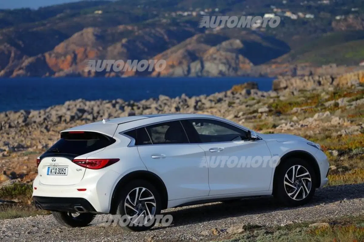 Infiniti Q30 (12)
