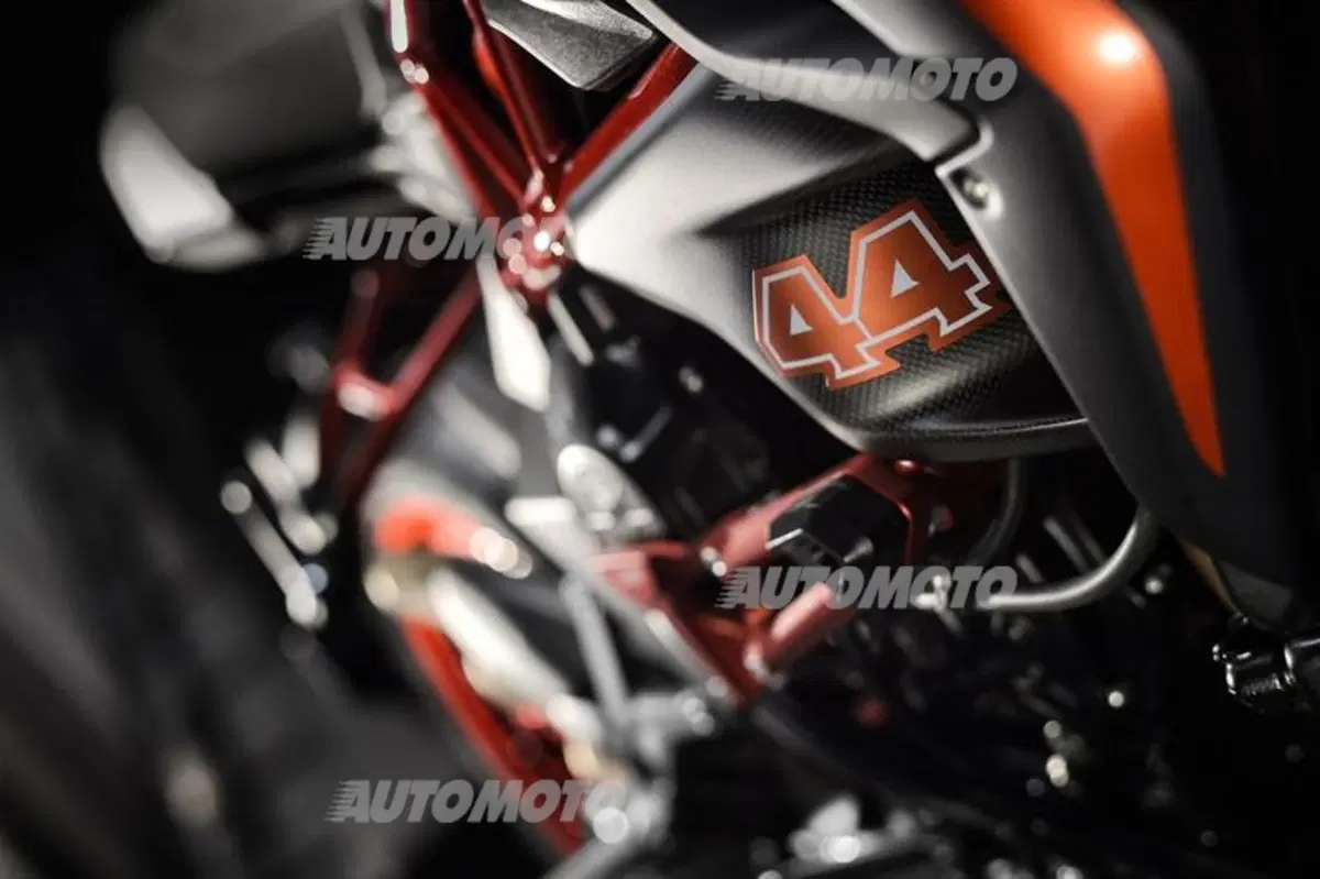 MV Agusta Dragster RR LH 44, la naked firmata da Lewis Hamilton (9)