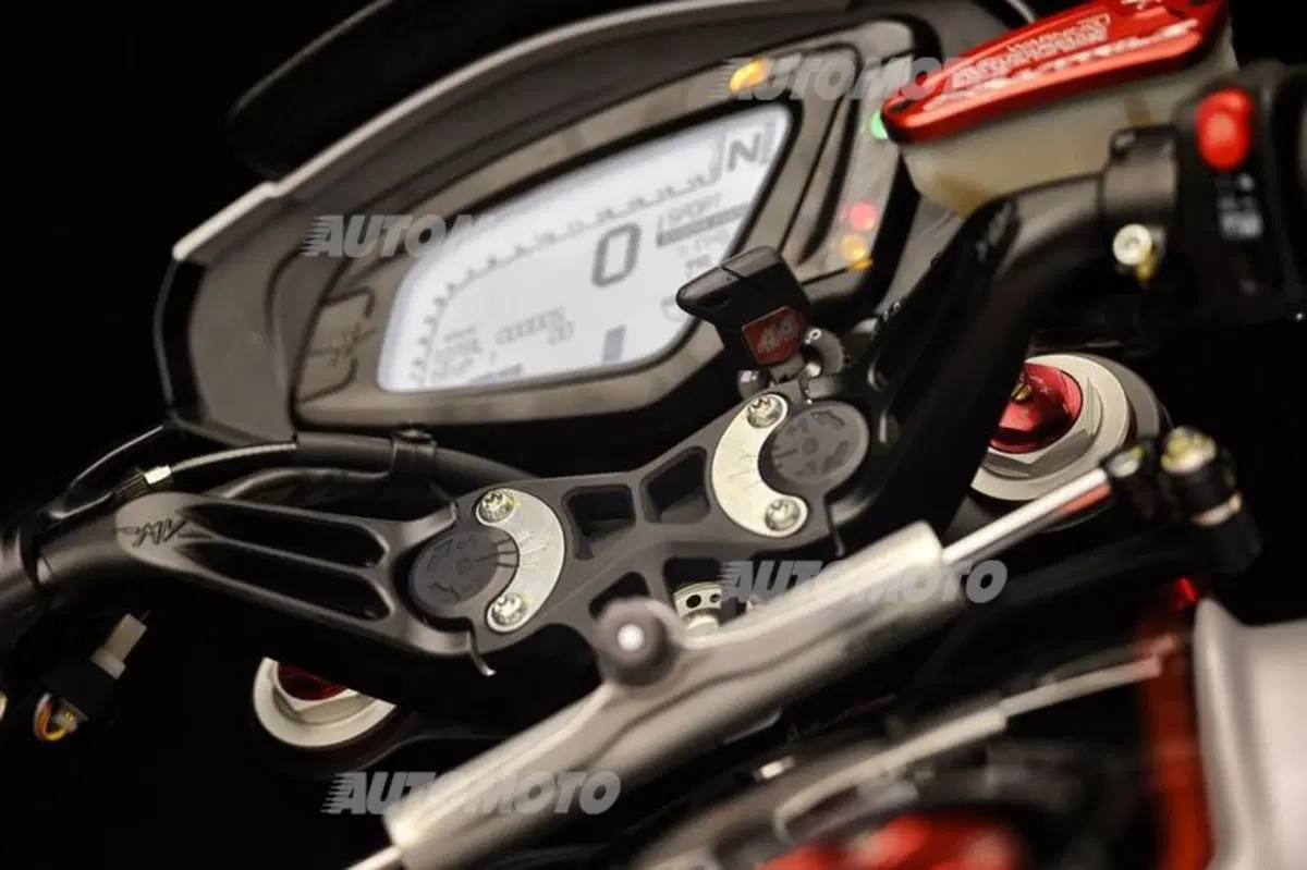 MV Agusta Dragster RR LH 44, la naked firmata da Lewis Hamilton (10)