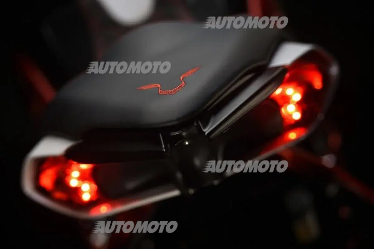 MV Agusta Dragster RR LH 44, la naked firmata da Lewis Hamilton (11)