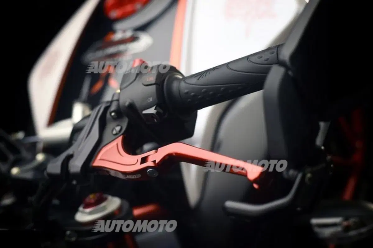 MV Agusta Dragster RR LH 44, la naked firmata da Lewis Hamilton (15)