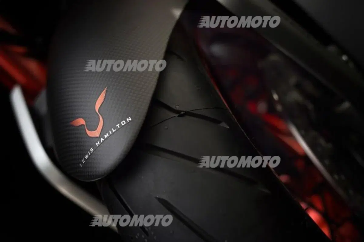 MV Agusta Dragster RR LH 44, la naked firmata da Lewis Hamilton (16)