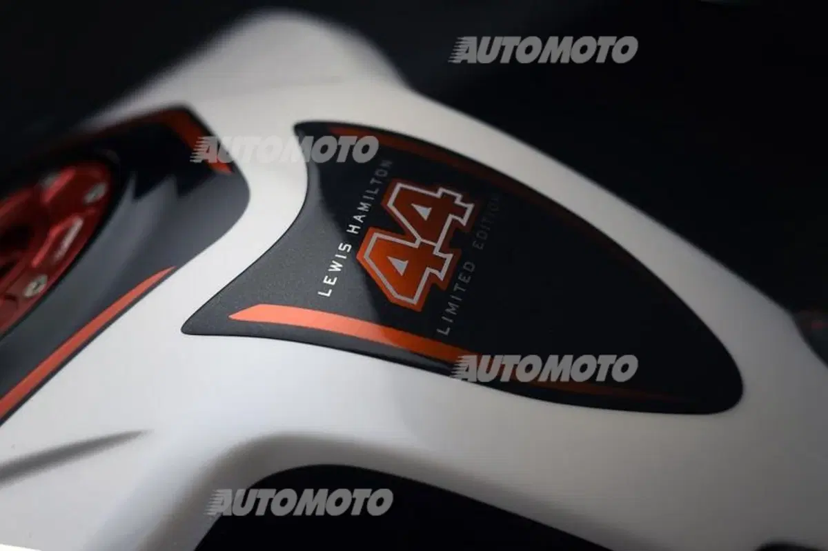 MV Agusta Dragster RR LH 44, la naked firmata da Lewis Hamilton (19)