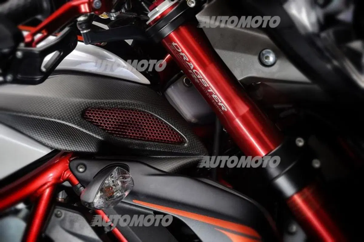 MV Agusta Dragster RR LH 44, la naked firmata da Lewis Hamilton (20)