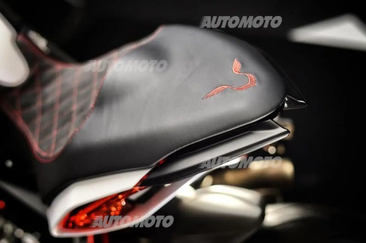 MV Agusta Dragster RR LH 44, la naked firmata da Lewis Hamilton (21)
