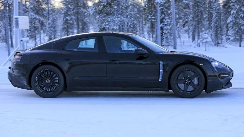 Porsche Mission E. Proseguono i test per l'anti-Tesla di Zuffenhausen [Video]