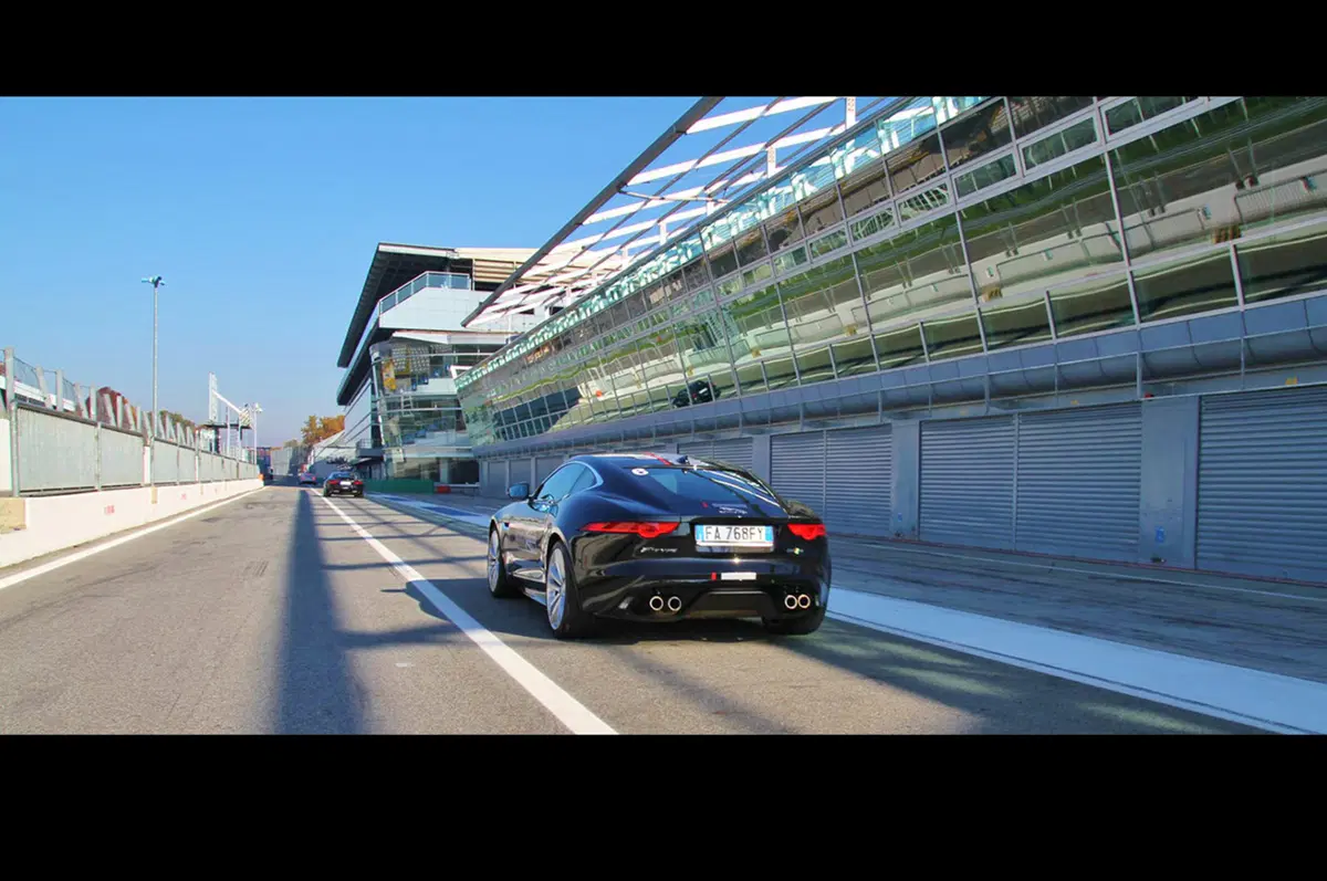 Jaguar F-Type R (4)