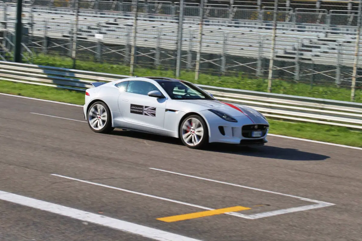 Jaguar F-Type R (5)