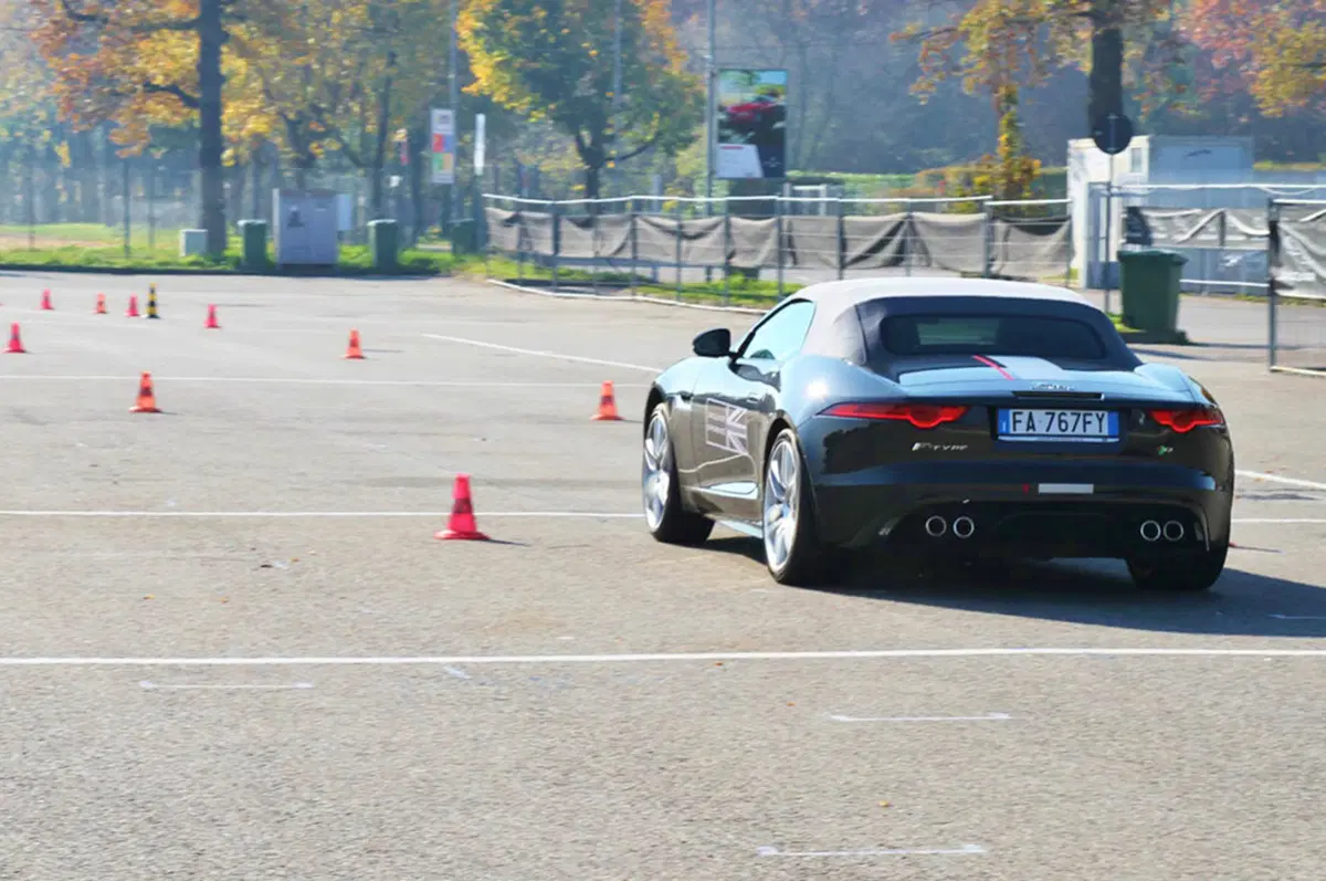 Jaguar F-Type R (7)