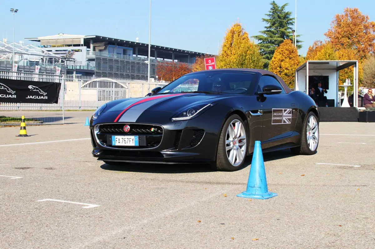 Jaguar F-Type R (8)