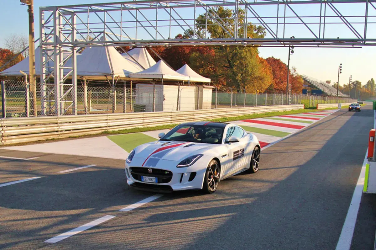Jaguar F-Type R (9)