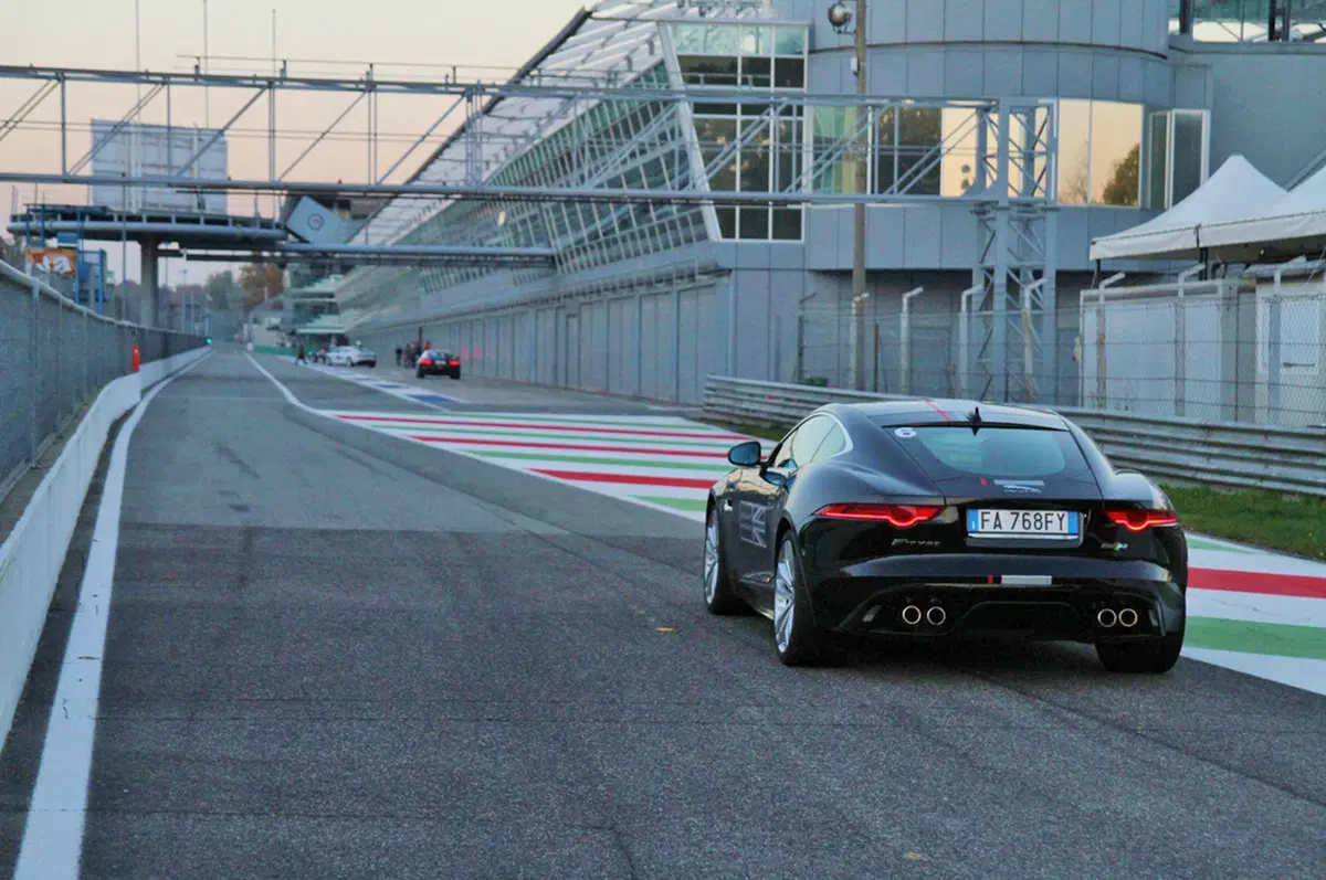 Jaguar F-Type R (12)