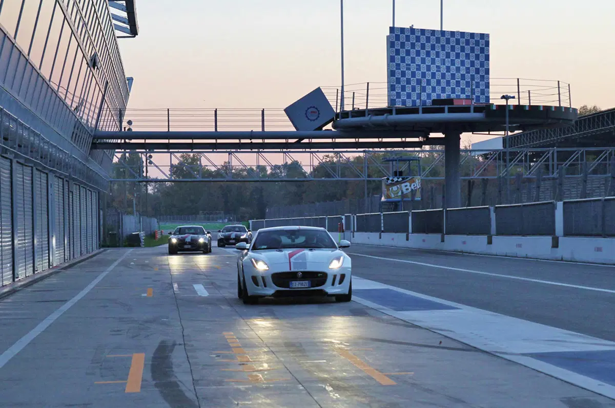 Jaguar F-Type R (14)