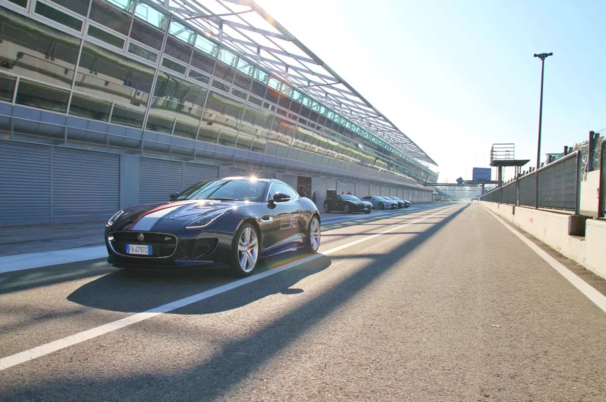 Jaguar F-Type R (31)