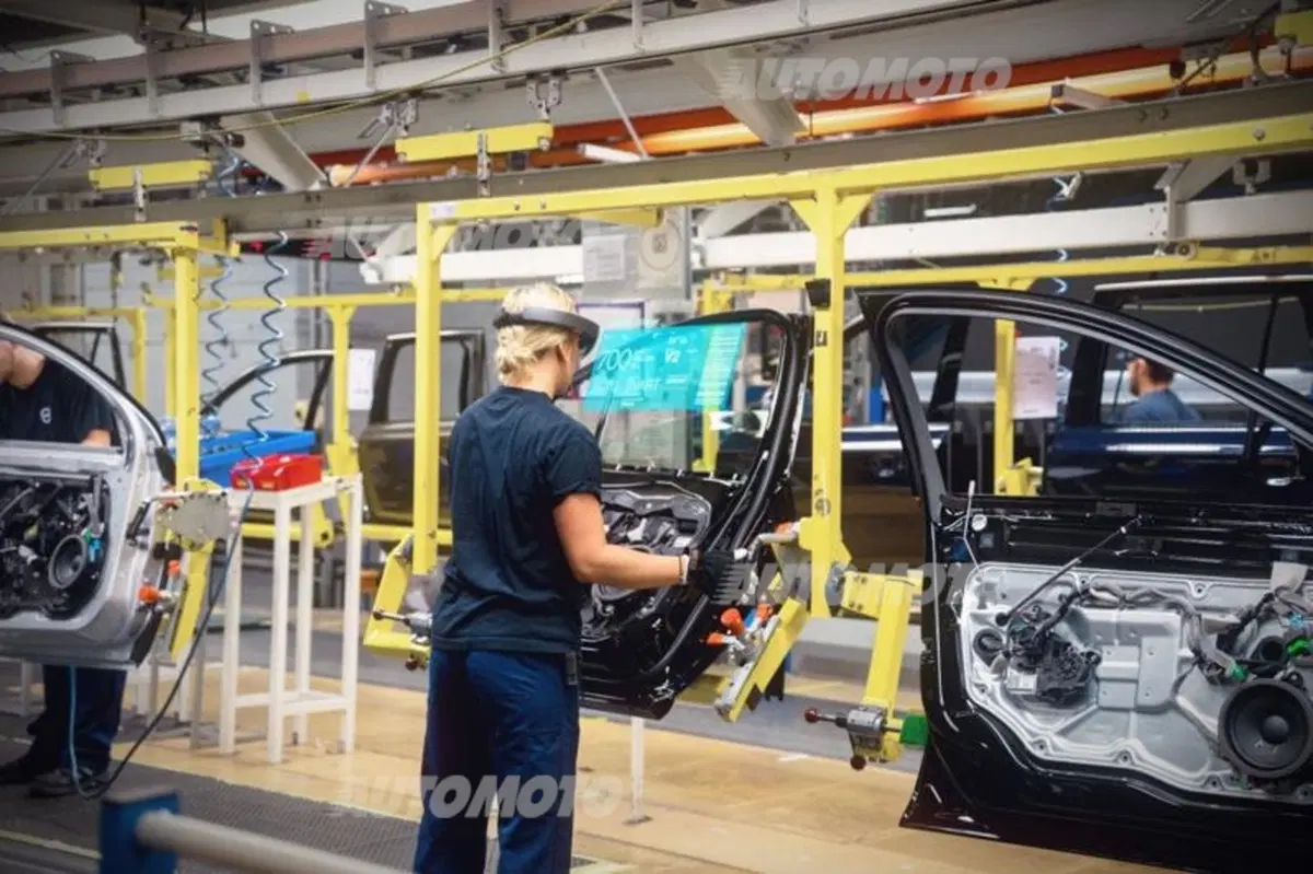 Volvo e Microsoft HoloLens, la realtà virtuale entra nel concessionario [Video] (2)