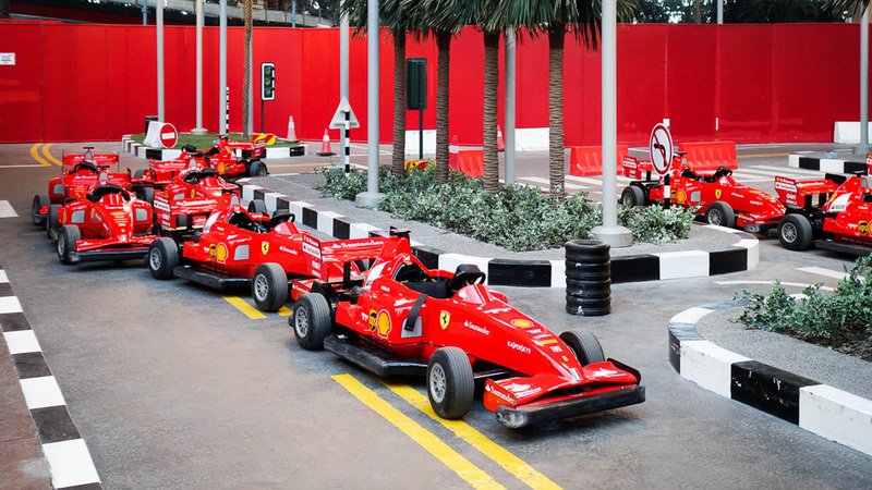 F1, GP Abu Dhabi 2015: sportellate, Ferrari World e quel 44 ovunque