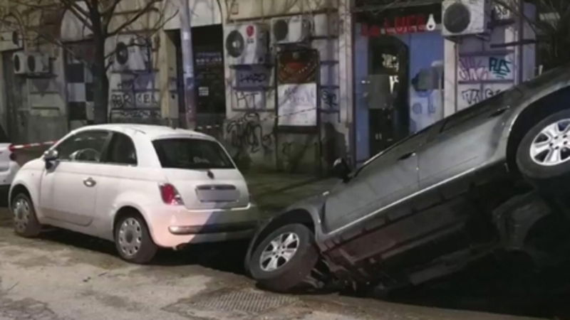 Si apre una voragine a Roma, quasi inghiottite due auto 