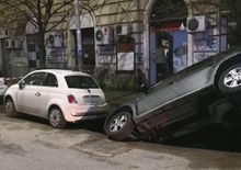 Si apre una voragine a Roma, quasi inghiottite due auto 