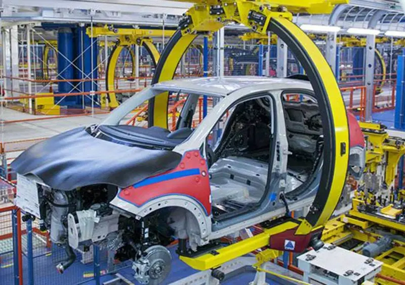 Auto, la davano per morta. Ora &egrave; il motore dell'economia italiana