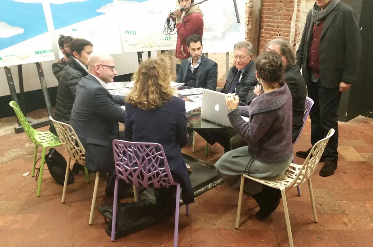 smart, autoRitratti: ecco la sua prima collezione d'arte (14)