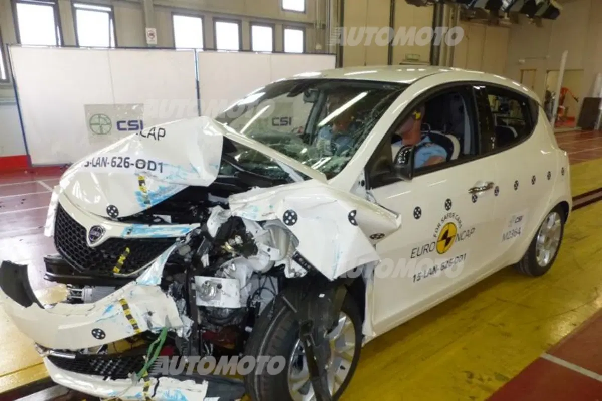 Euro NCAP, 2 stelle alla Lancia Ypsilon. Che si incendia dopo il test (2)
