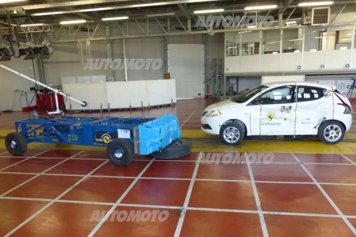 Euro NCAP, 2 stelle alla Lancia Ypsilon. Che si incendia dopo il test (3)
