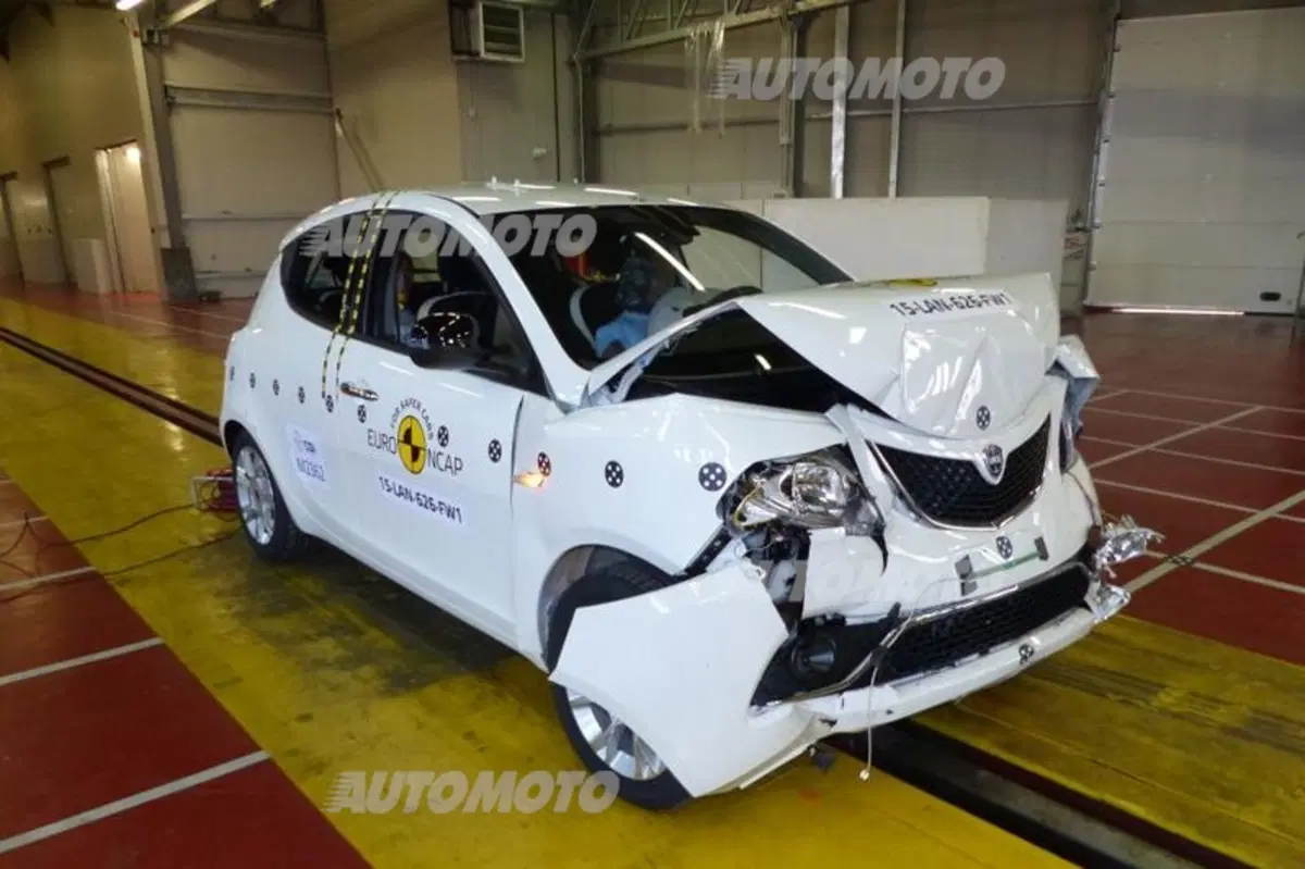 Euro NCAP, 2 stelle alla Lancia Ypsilon. Che si incendia dopo il test (4)