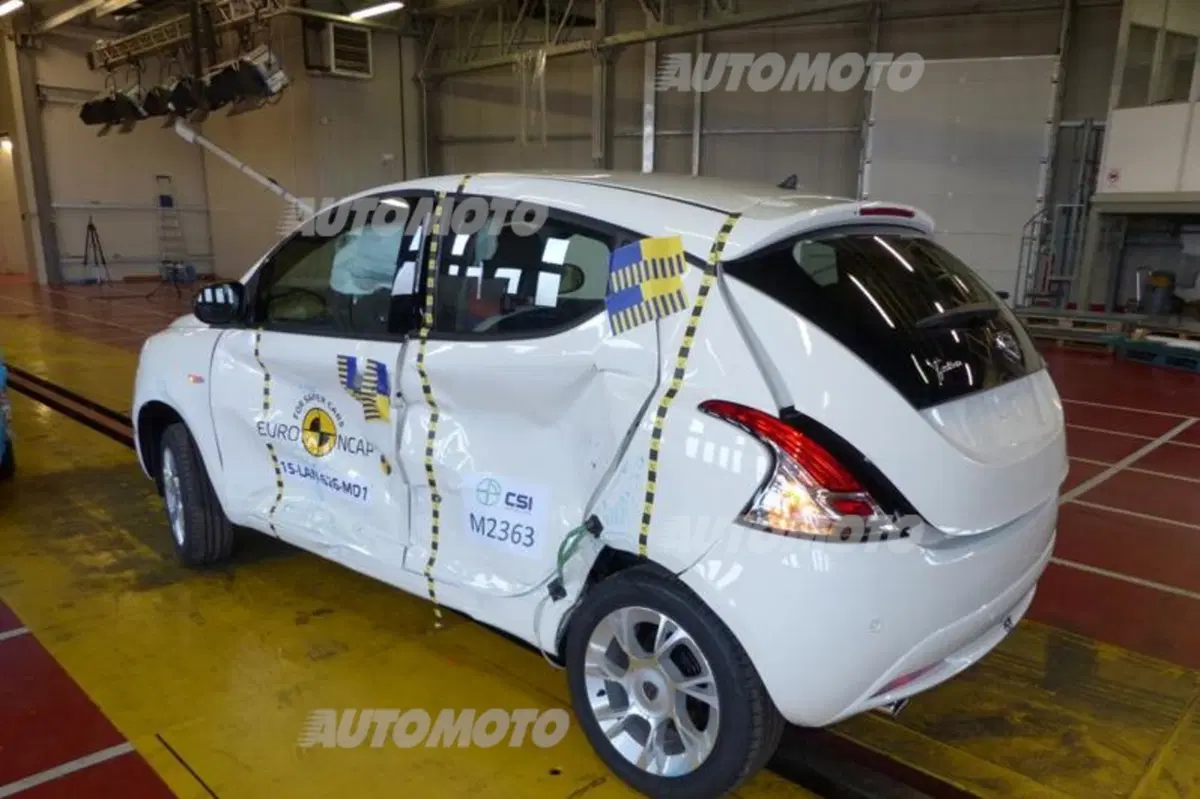 Euro NCAP, 2 stelle alla Lancia Ypsilon. Che si incendia dopo il test (5)